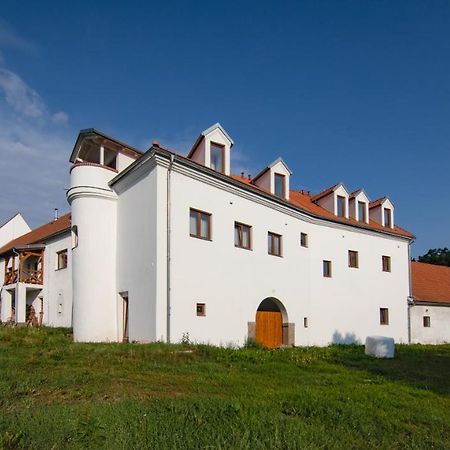 Residence Tvrz Skočice Zewnętrze zdjęcie