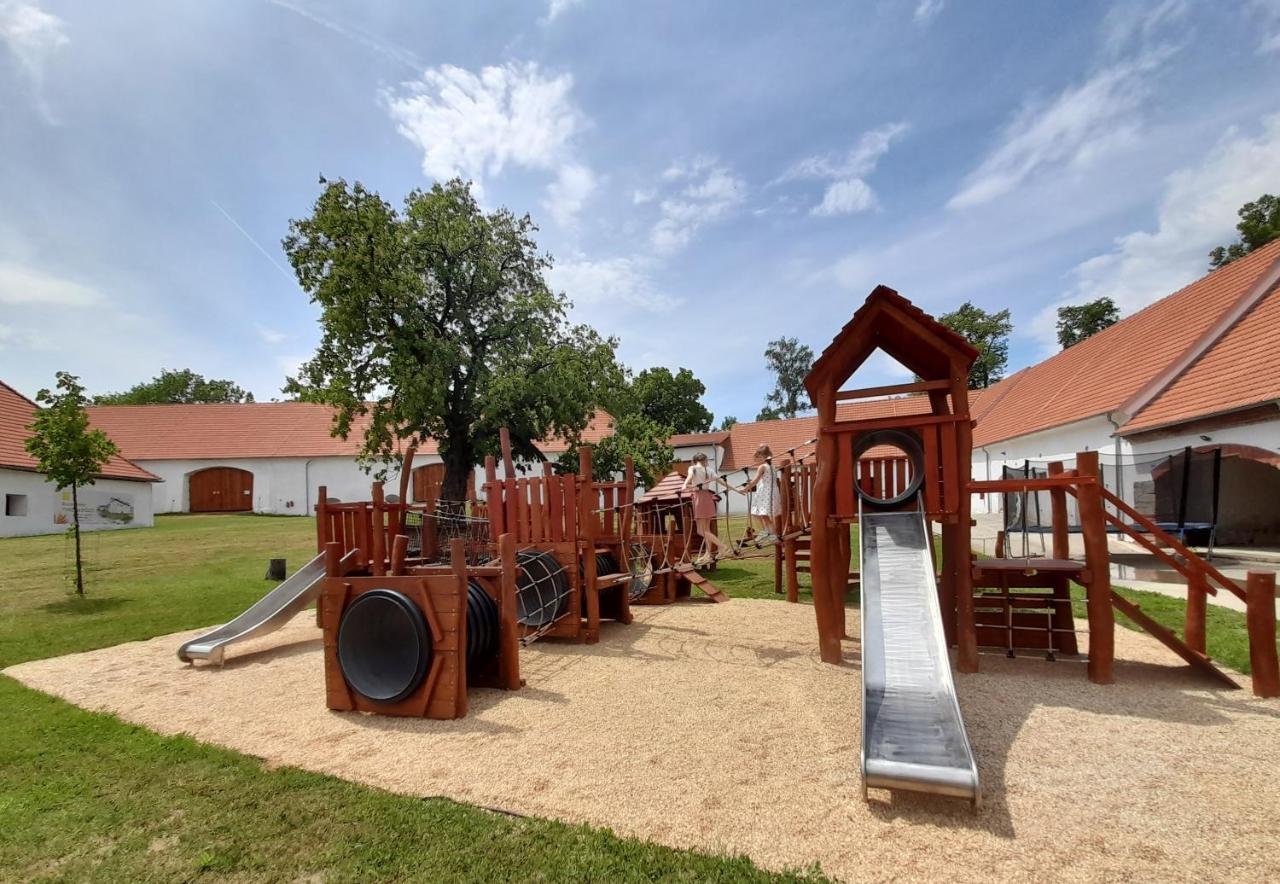 Residence Tvrz Skočice Zewnętrze zdjęcie