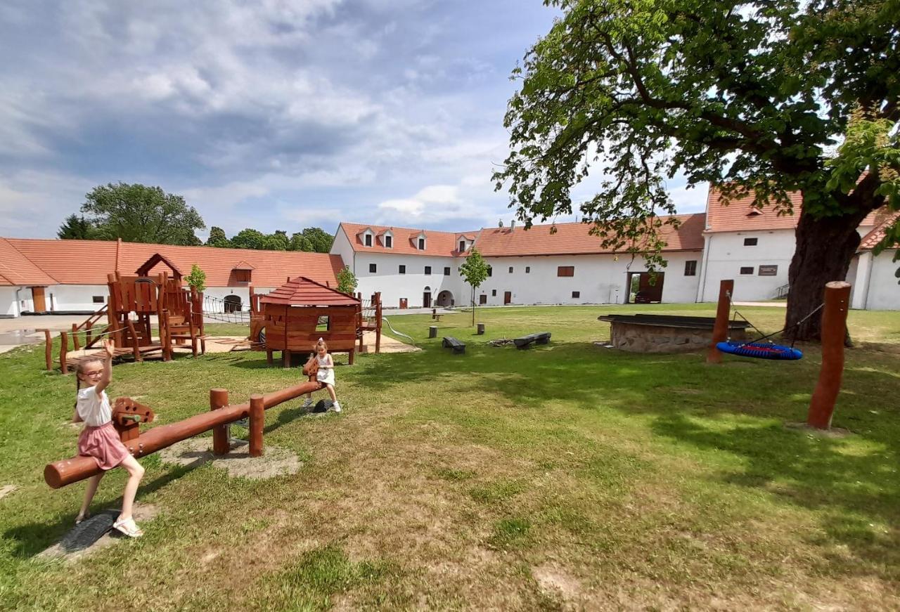 Residence Tvrz Skočice Zewnętrze zdjęcie