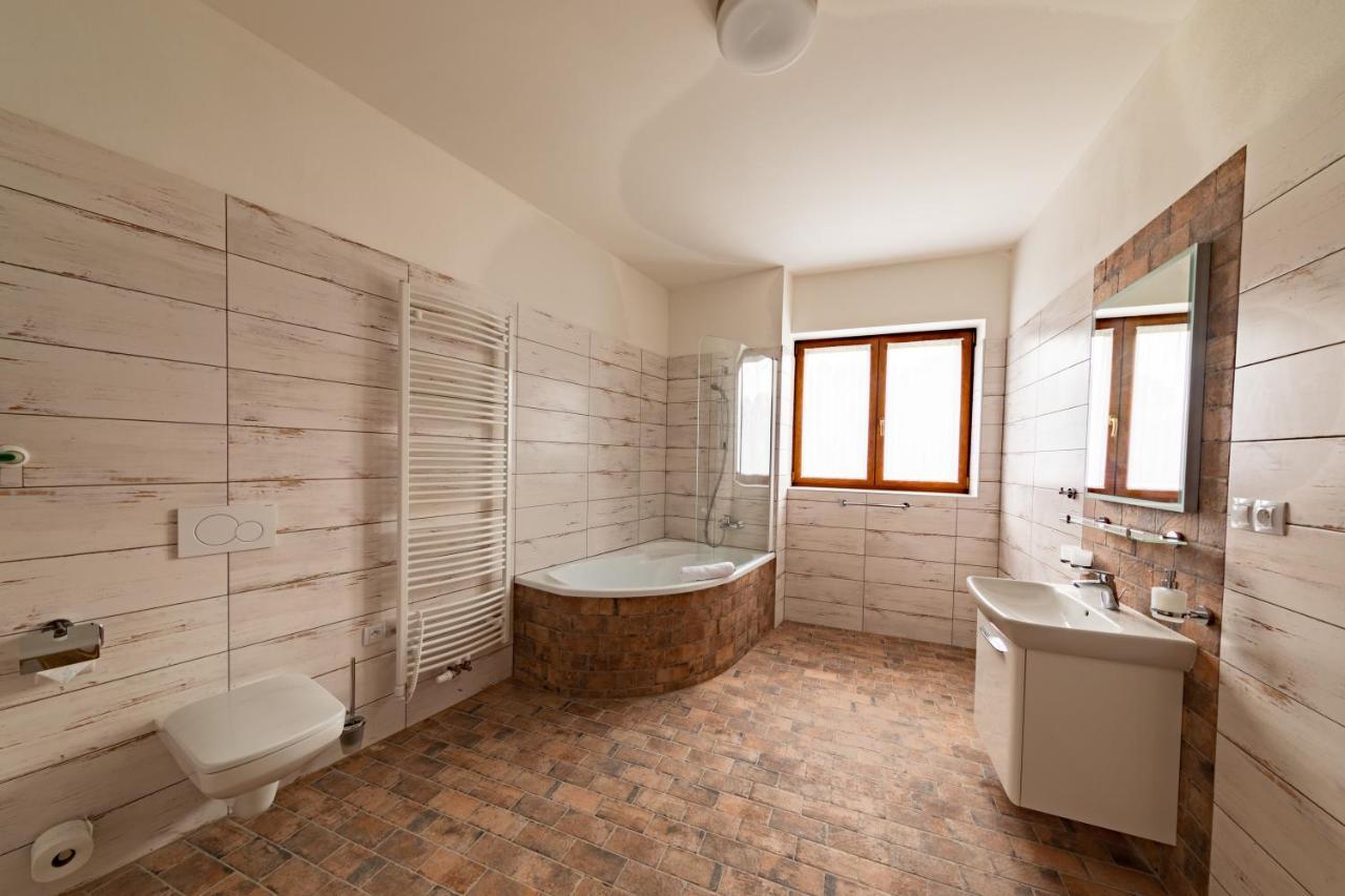 Residence Tvrz Skočice Zewnętrze zdjęcie